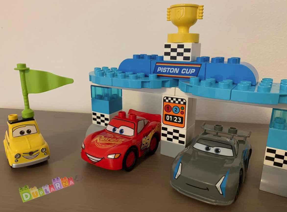 Lego Duplo 10857 - Cars - Závod o zlatý píst