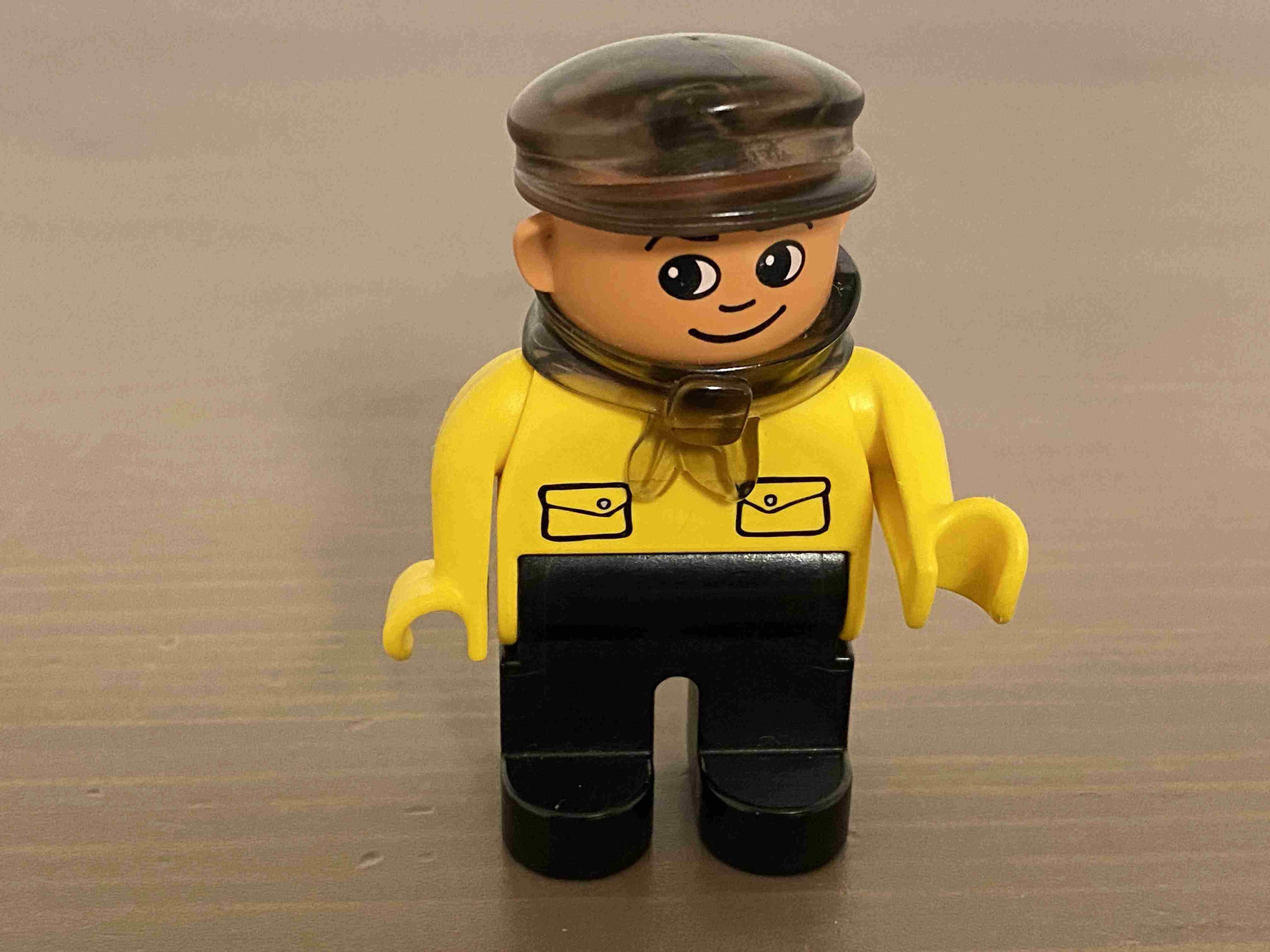 Lego Duplo Pán - Pošťák / Průvodčí žlutý ze setu Intelli