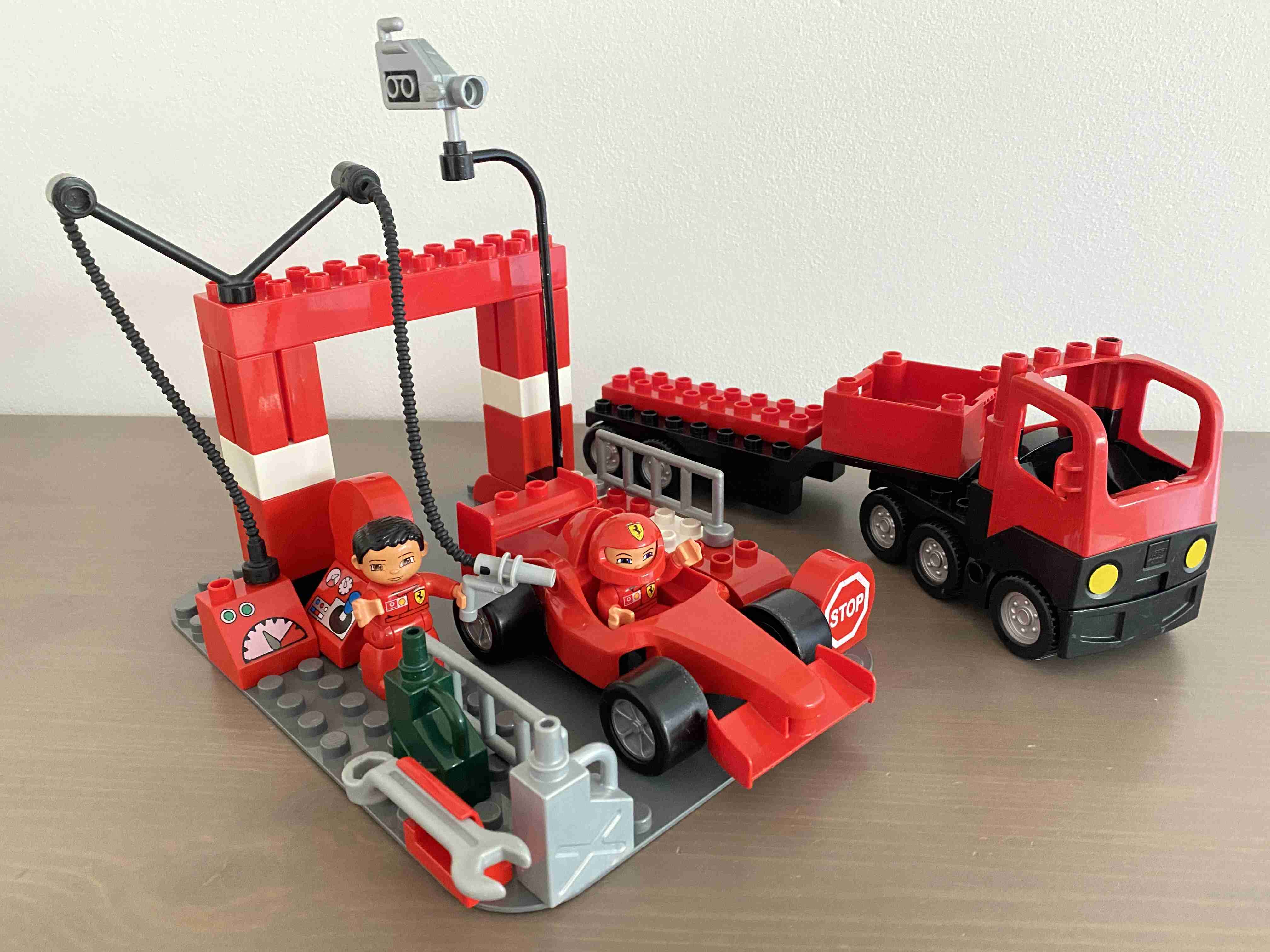 Lego Duplo 4694 - Ferrari F1 Racing Team