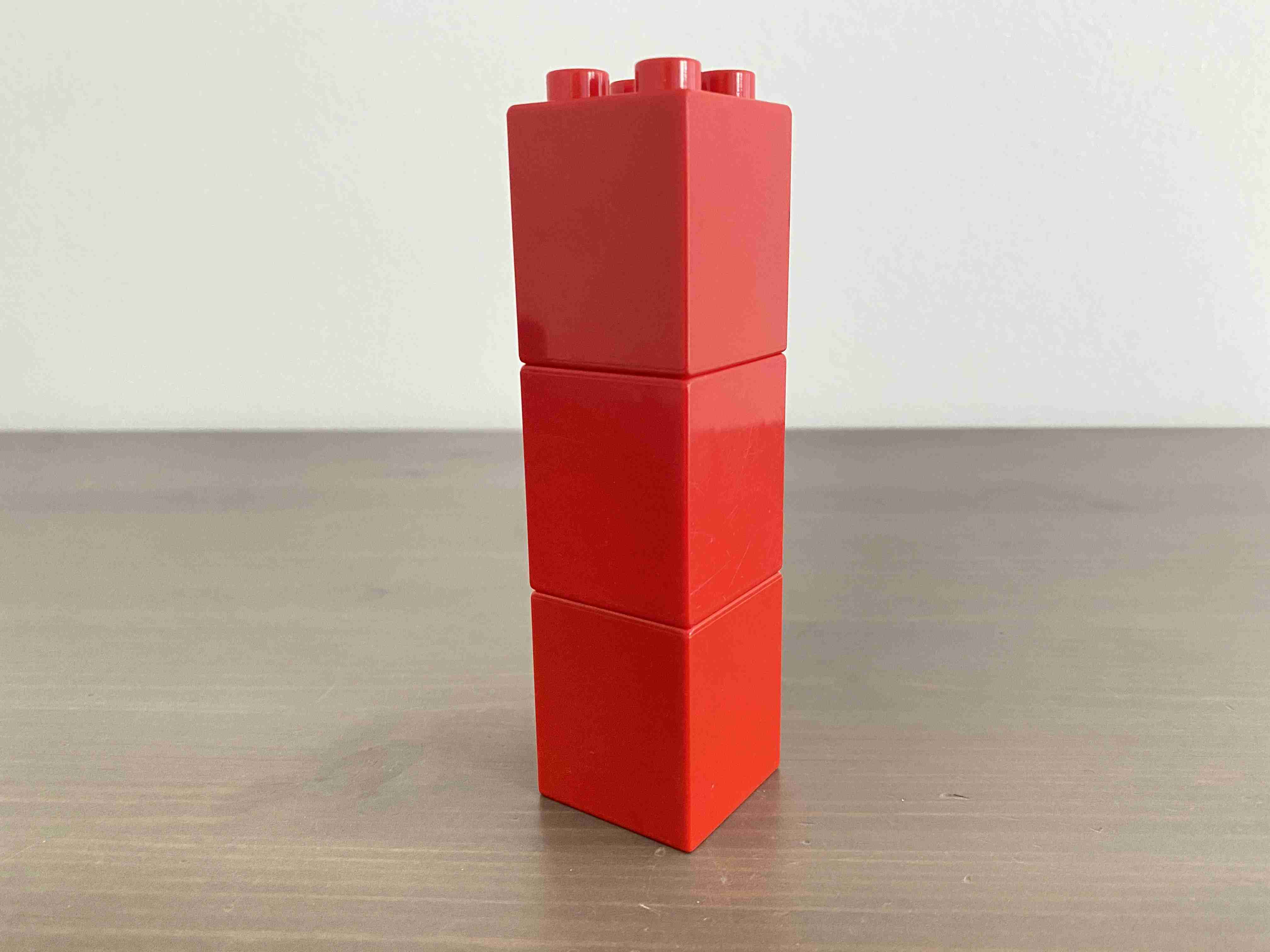 Lego Duplo Sloup / Stojan z kostek červený