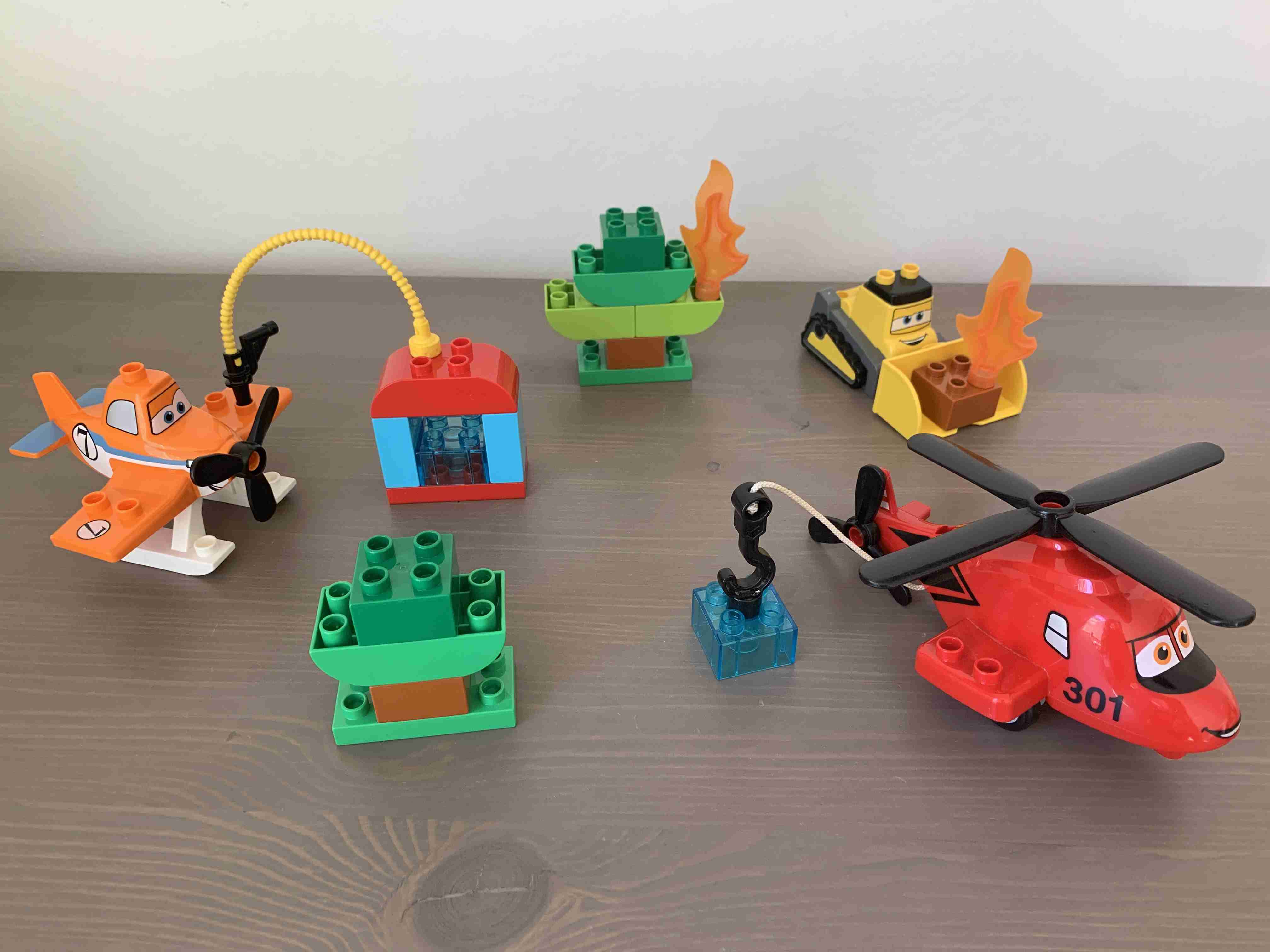Lego Duplo Planes 10538 - Hasiči a záchranáři