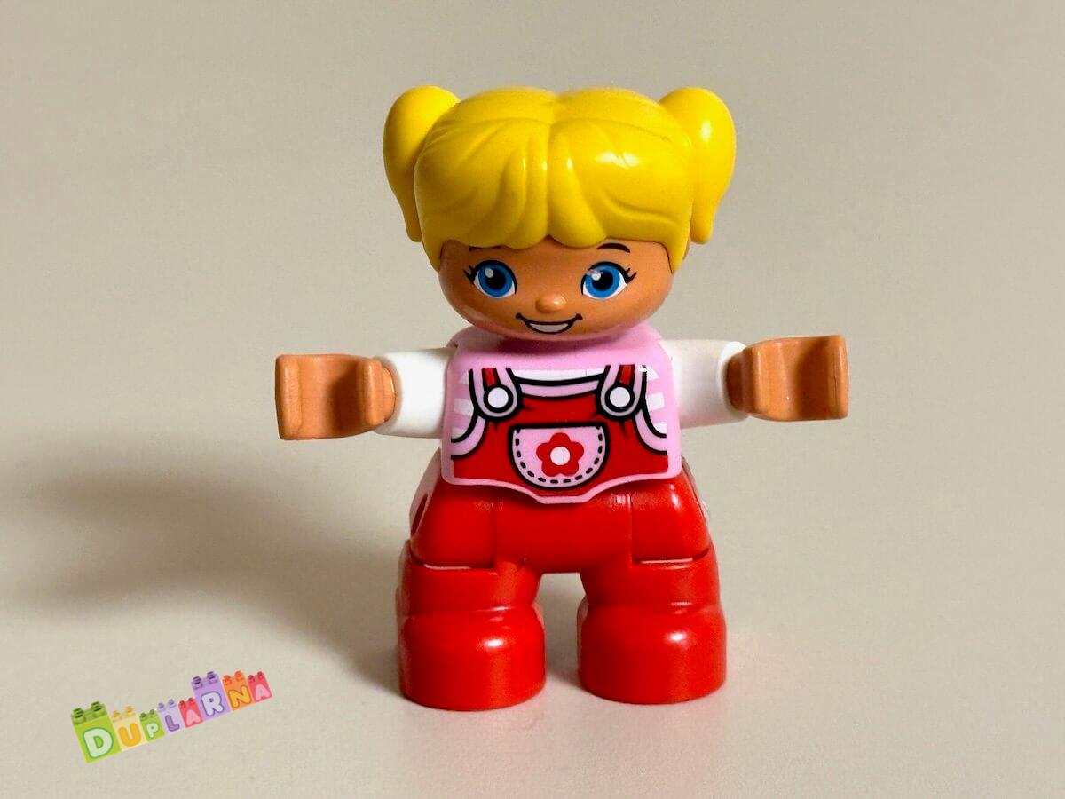 Lego Duplo Dítě - holčička blonďatá / červené kalhoty