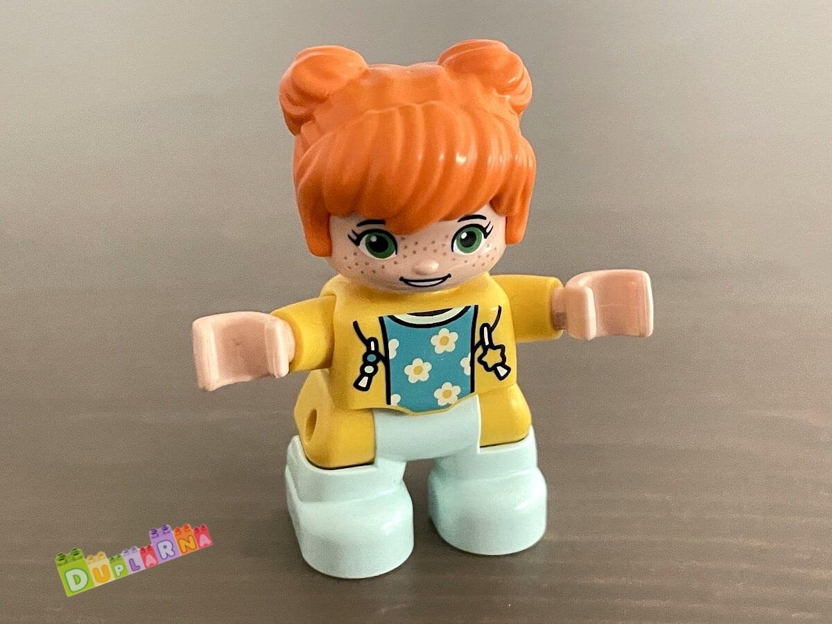 Lego Duplo Dítě - holčička zrzavá / světle modré kalhoty