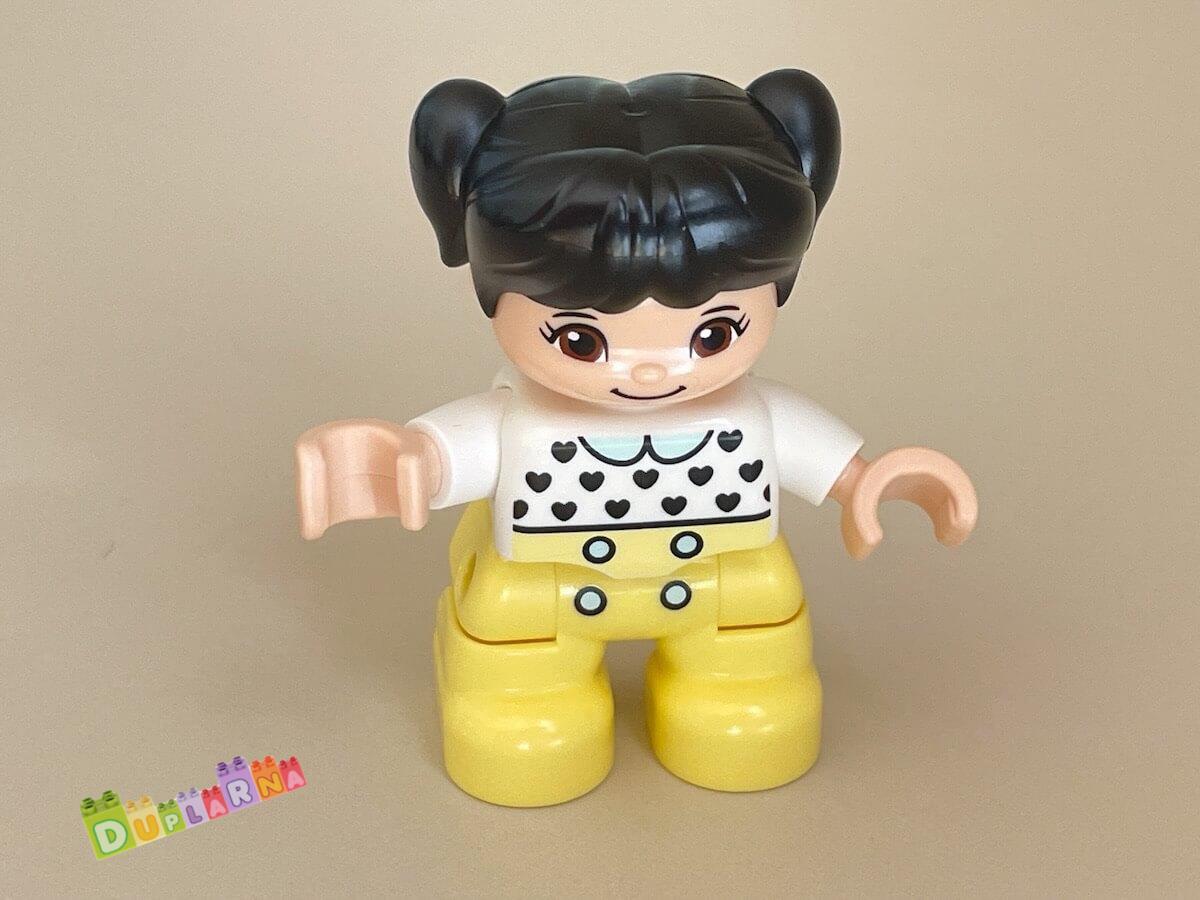 Lego Duplo Dítě - holčička černovlasá holčička / žluté kalhoty