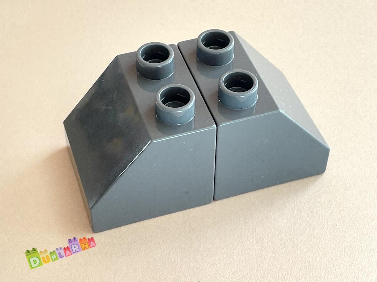 Lego Duplo Kostka 2x2 zkosená tmavě šedá