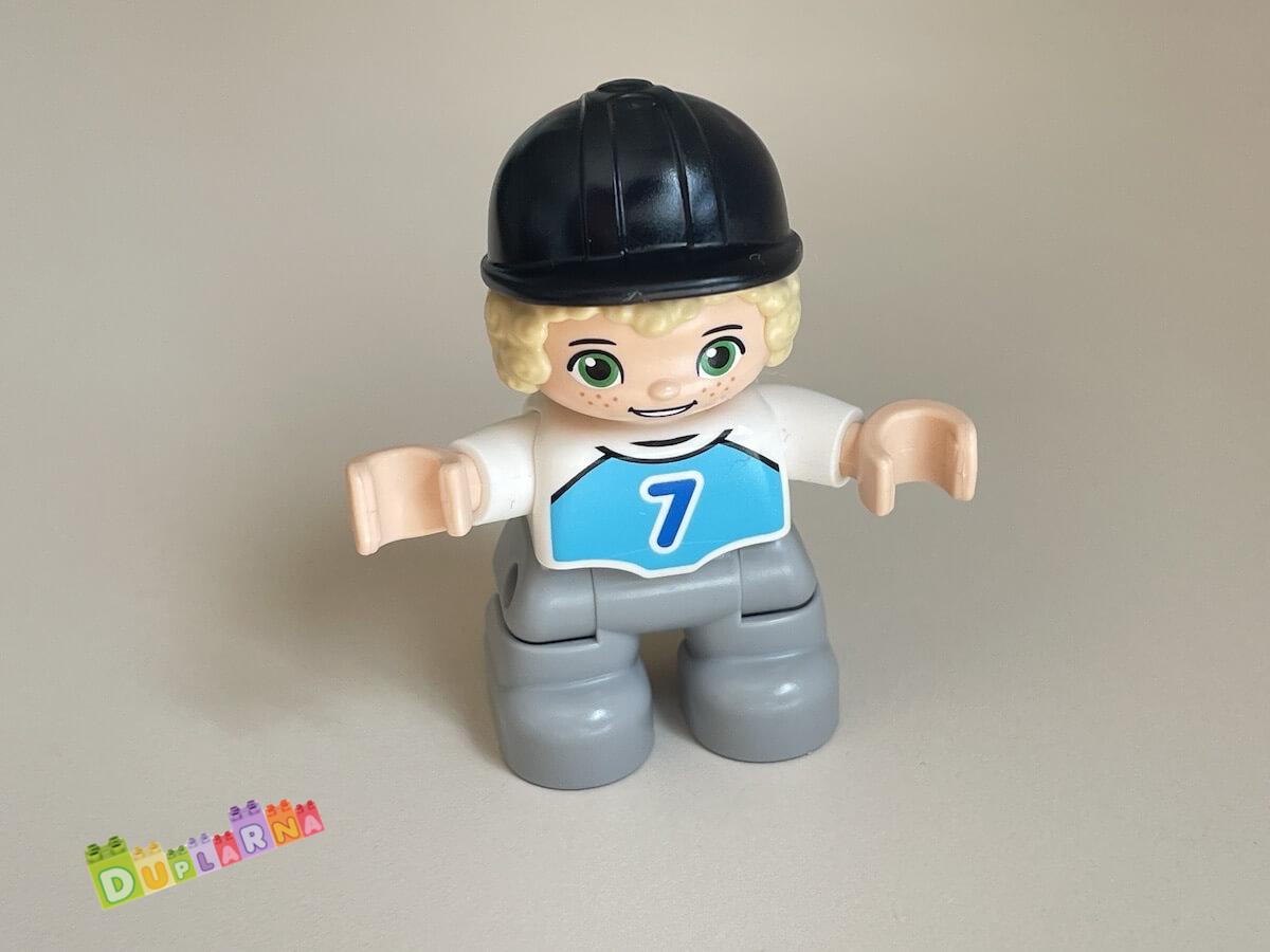 Lego Duplo Dítě - kluk s jezdeckou helmou