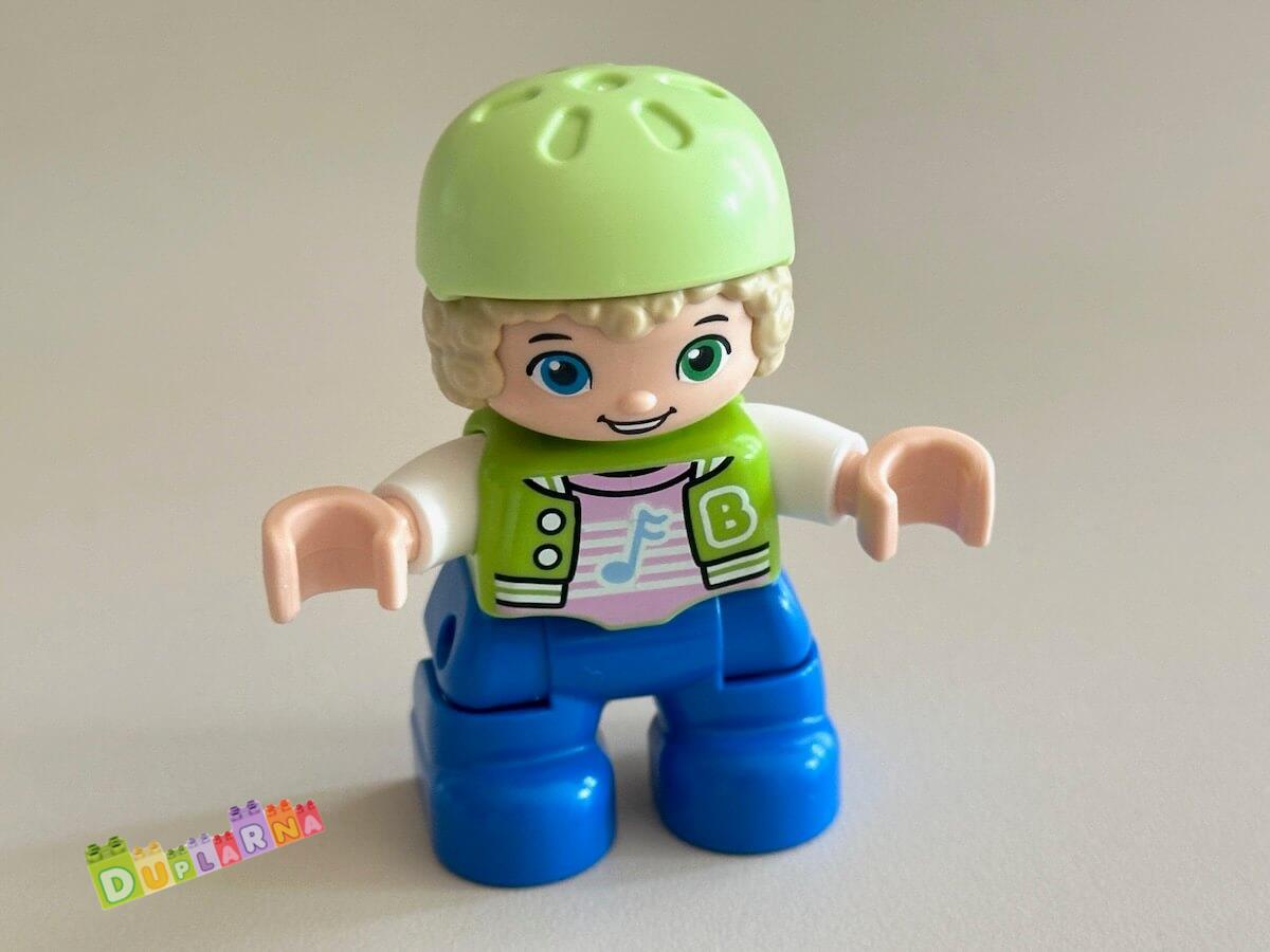 Lego Duplo Dítě - kluk se zelenou helmou / modré kalhoty