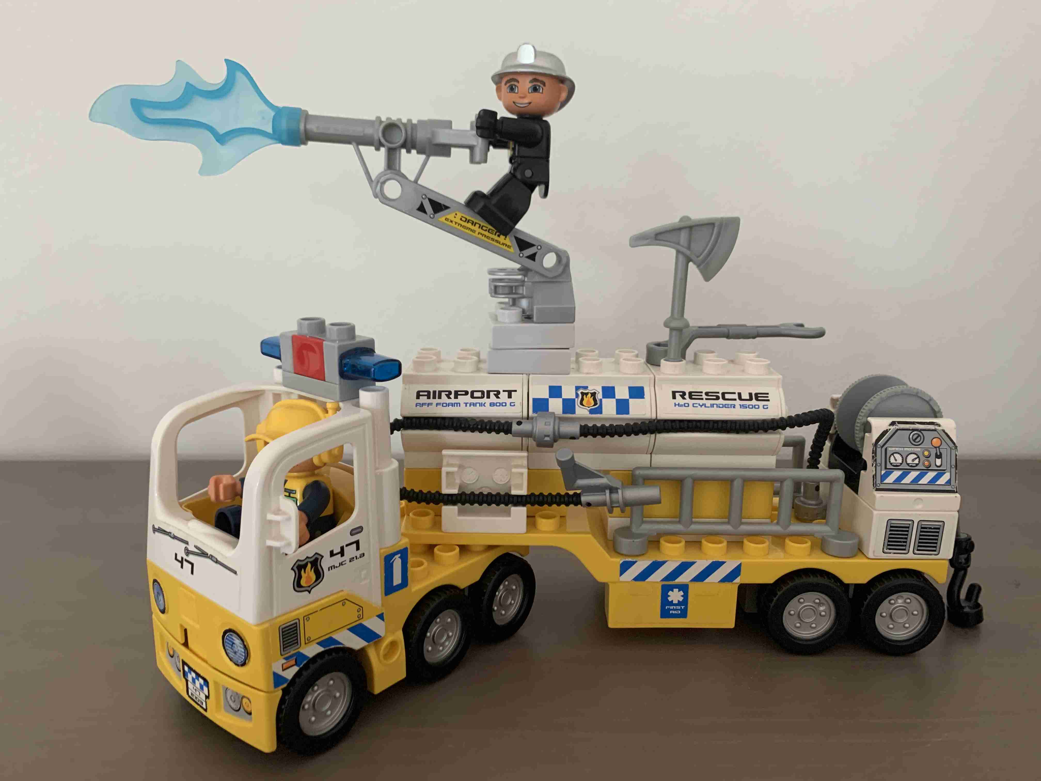 Lego Duplo 7844 - Letištní hasiči - cisterna - Airport Rescue Truck