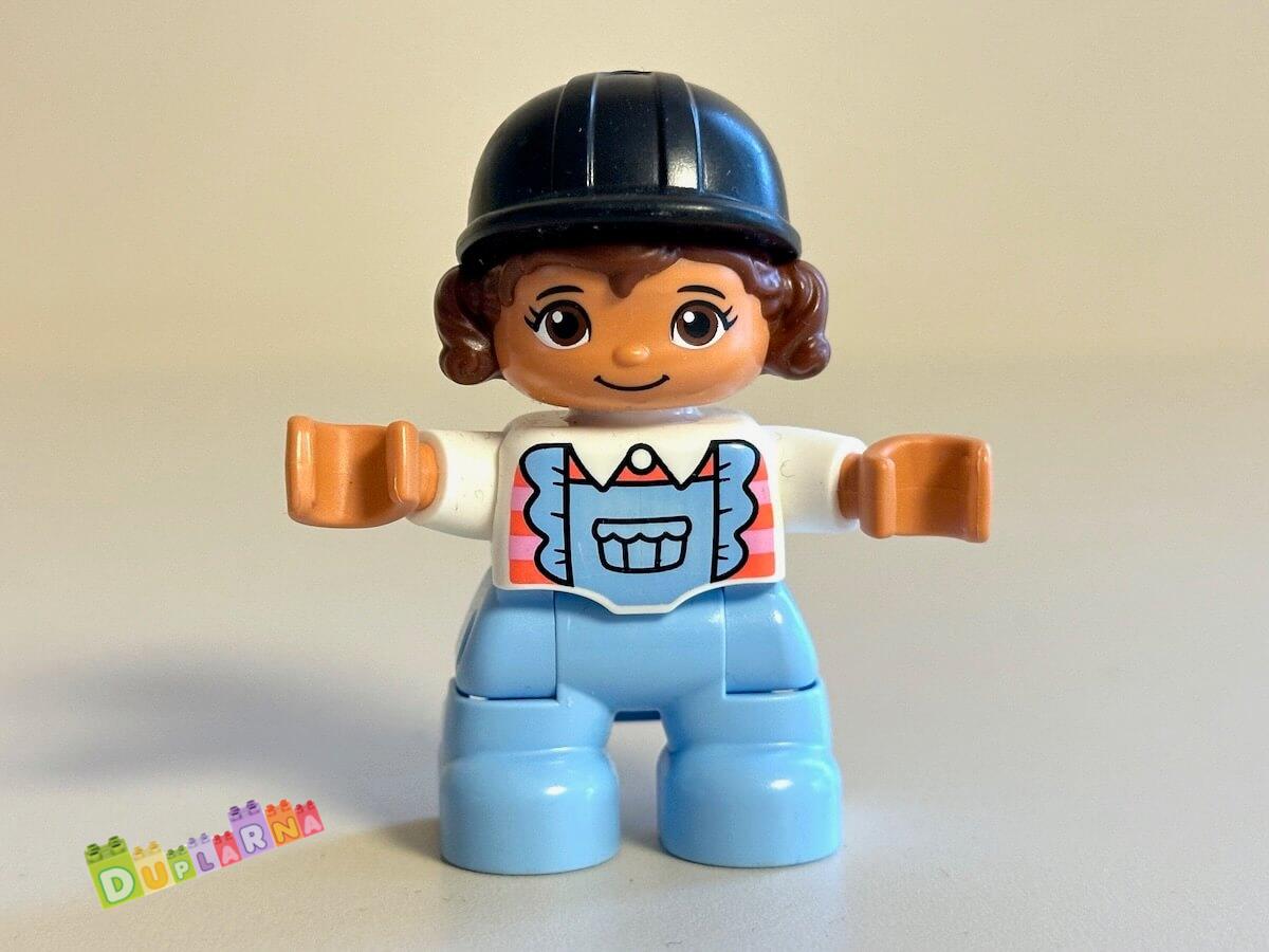 Lego Duplo Dítě - holčička s jezdeckou helmou
