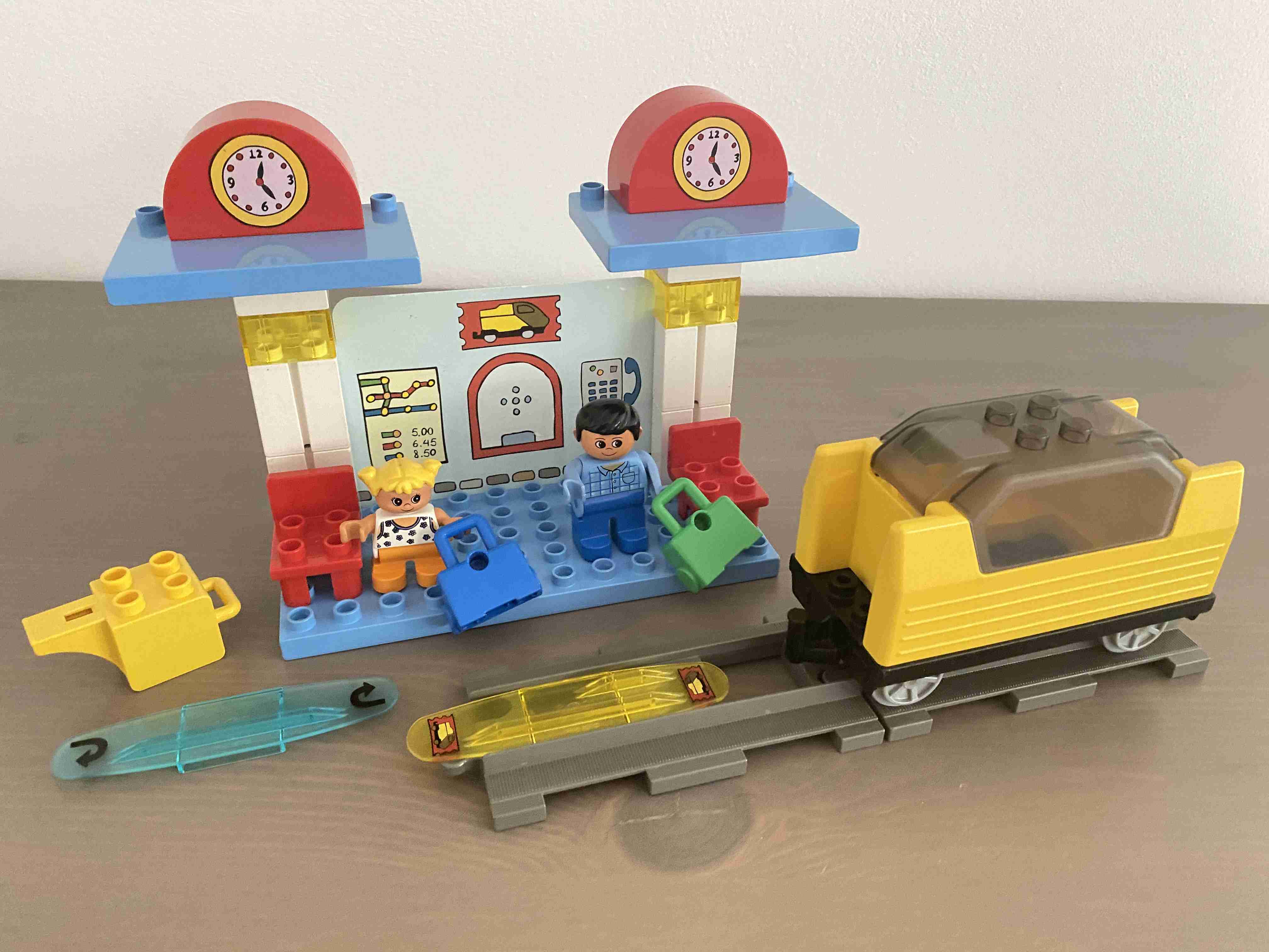 Lego Duplo 3327 - nádraží / zastávka pro vlak