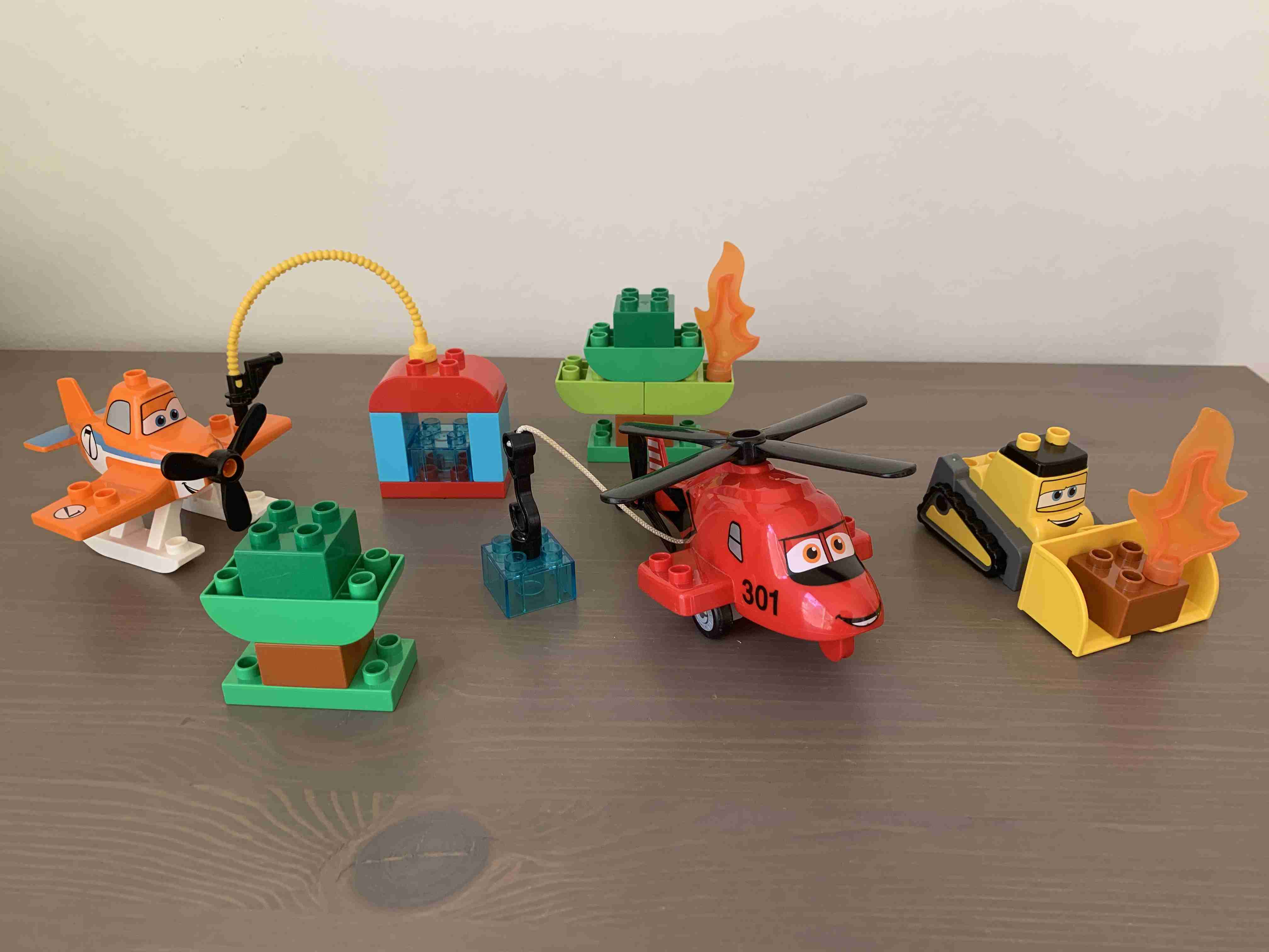 Lego Duplo Planes 10538 - Hasiči a záchranáři