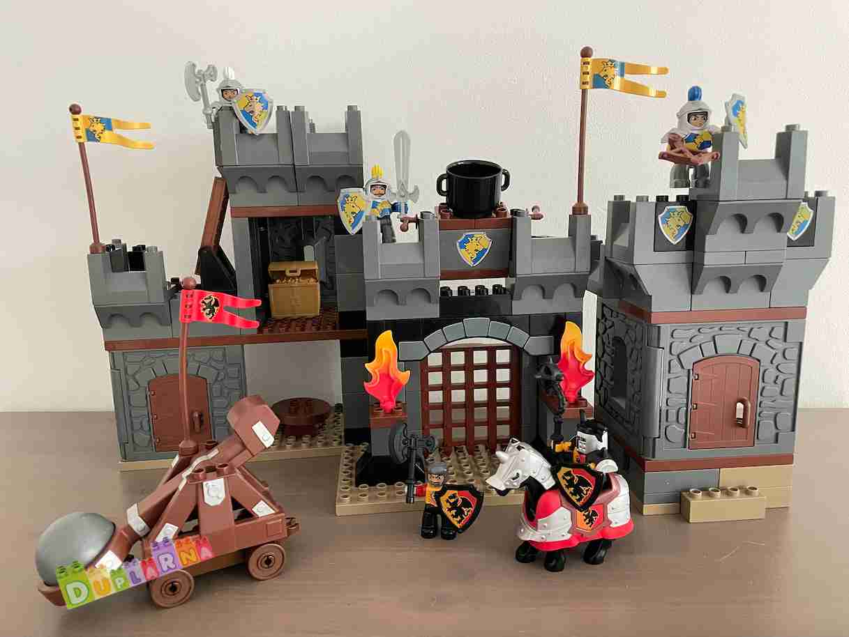 Lego Duplo 4777 - Hrad rytířů - Velký rytířský hrad s katapultem