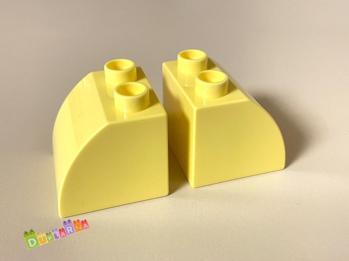 Lego Duplo Kostka 2x2 zkosená světle žlutá