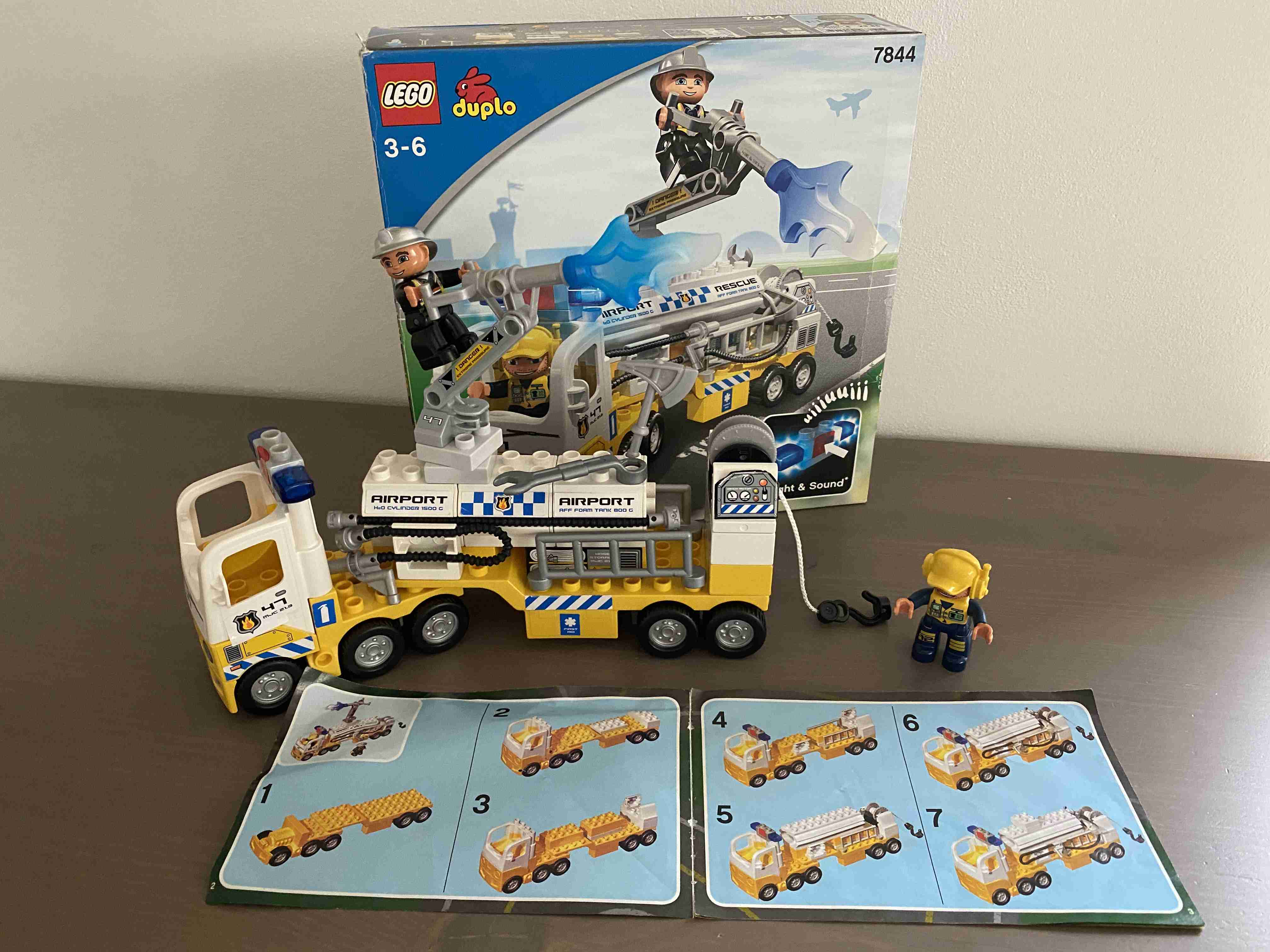 Lego Duplo 7844 - Letištní hasiči - cisterna - Airport Rescue Truck
