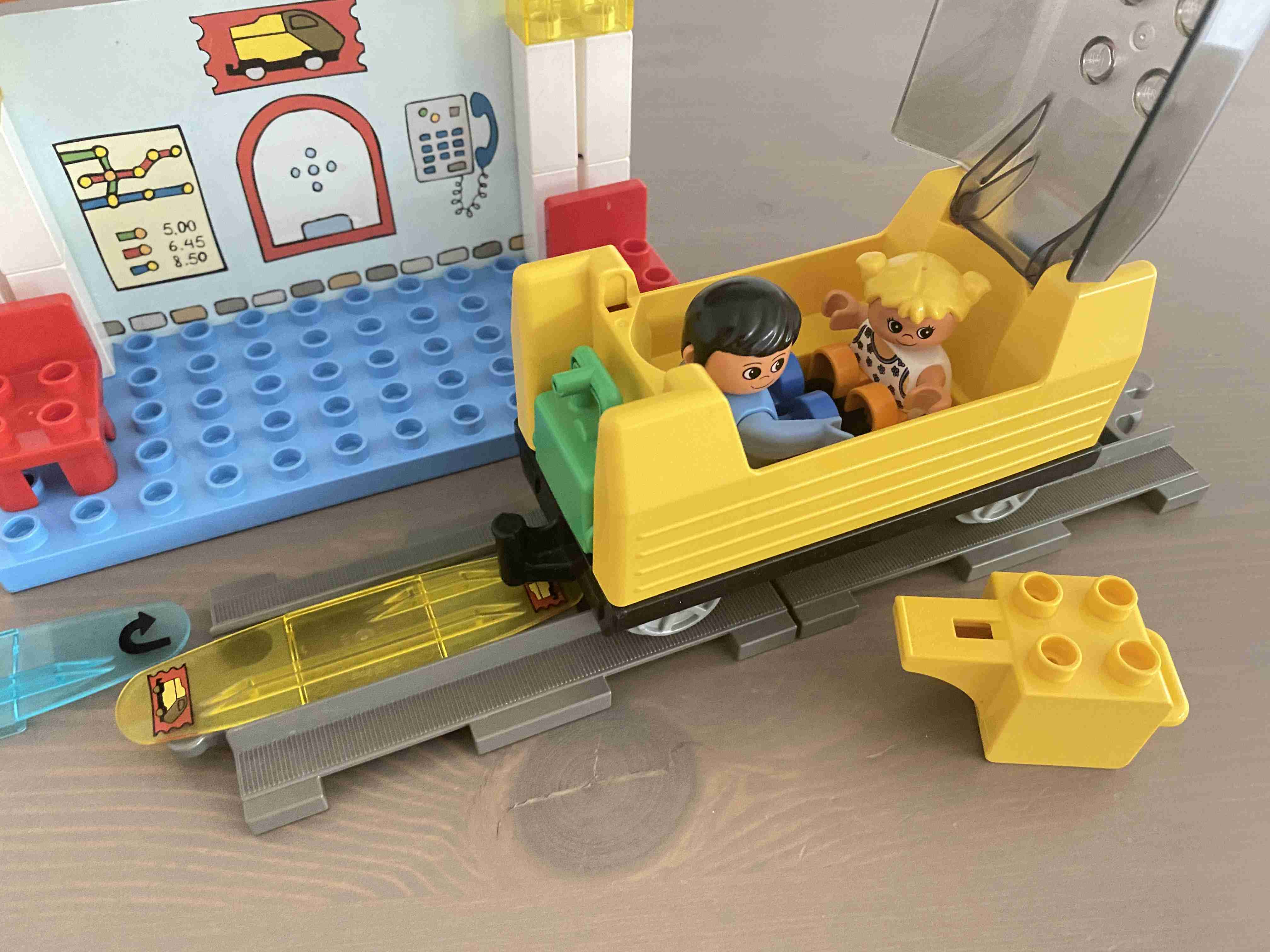 Lego Duplo 3327 - nádraží / zastávka pro vlak
