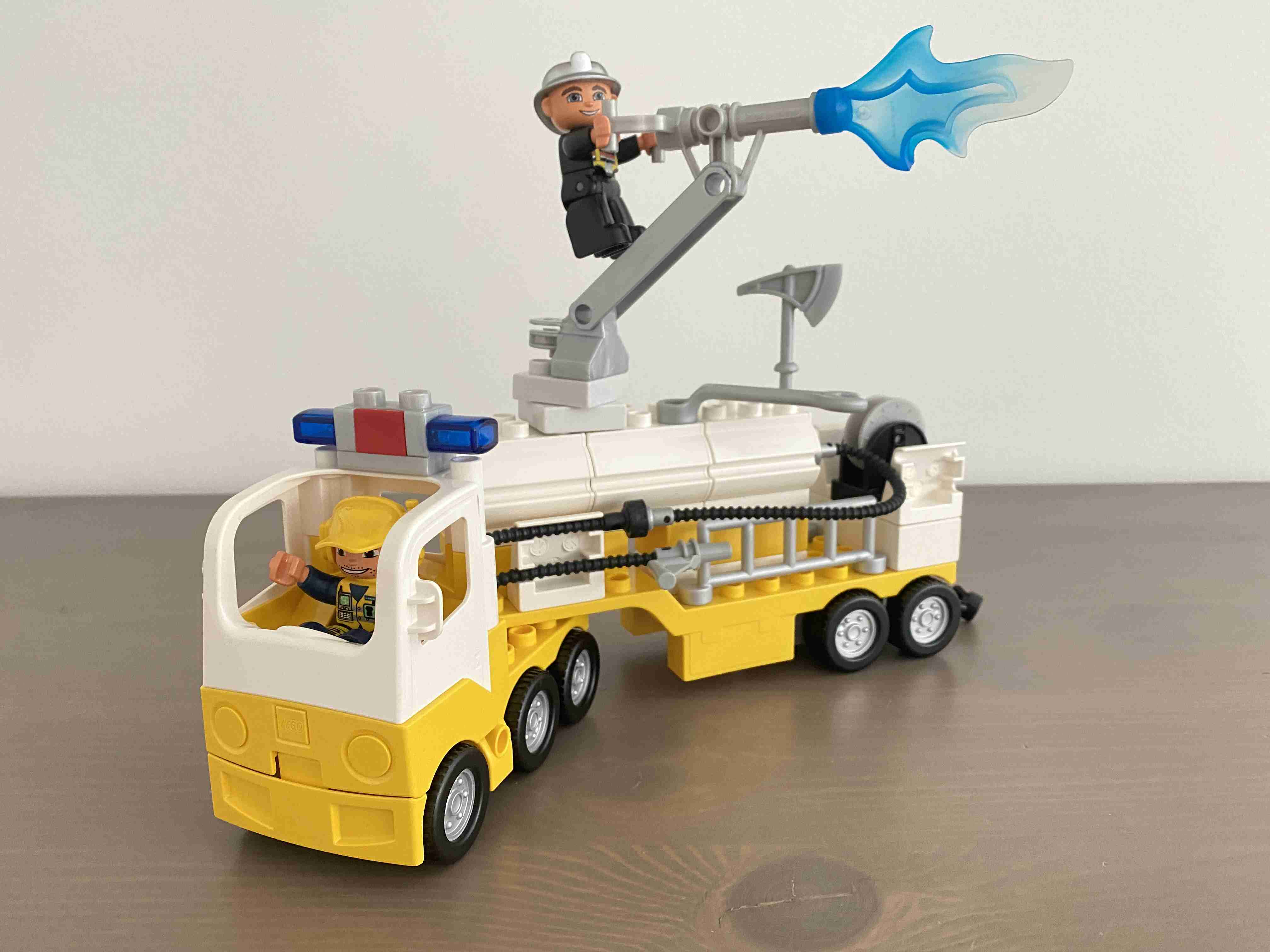 Lego Duplo 7844 - Letištní hasiči - cisterna - Airport Rescue Truck