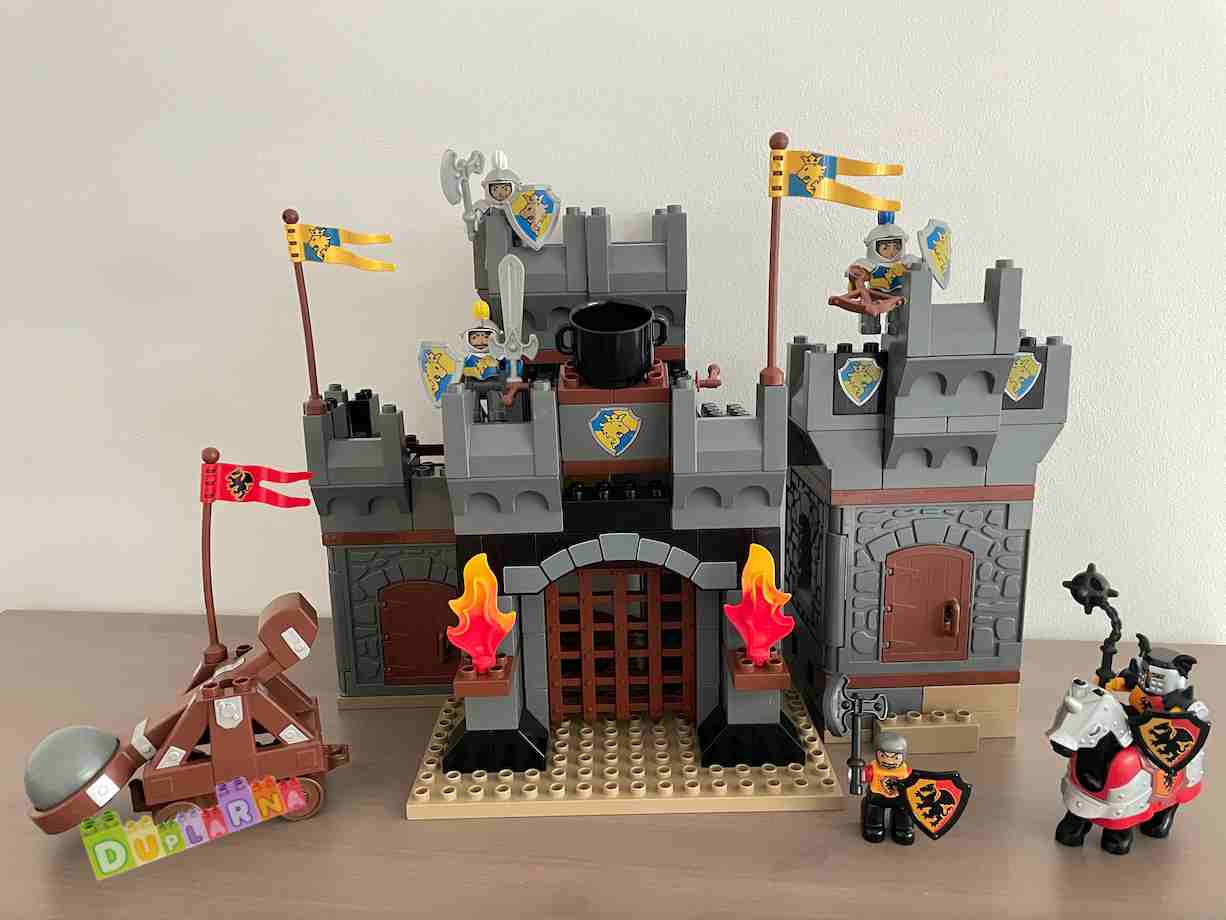 Lego Duplo 4777 - Hrad rytířů - Velký rytířský hrad s katapultem