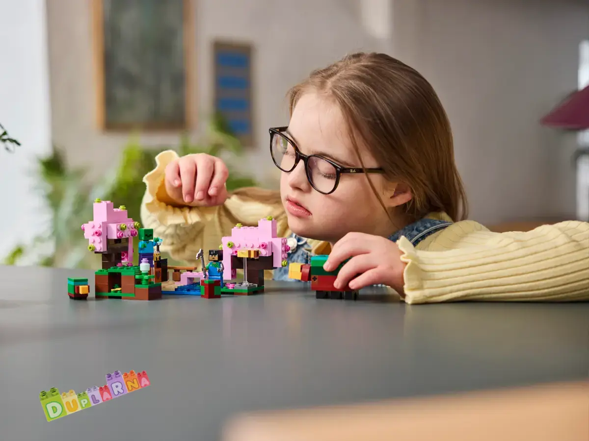 Lego Minecraft 21260 - Zahrada s rozkvetlými třešněmi
