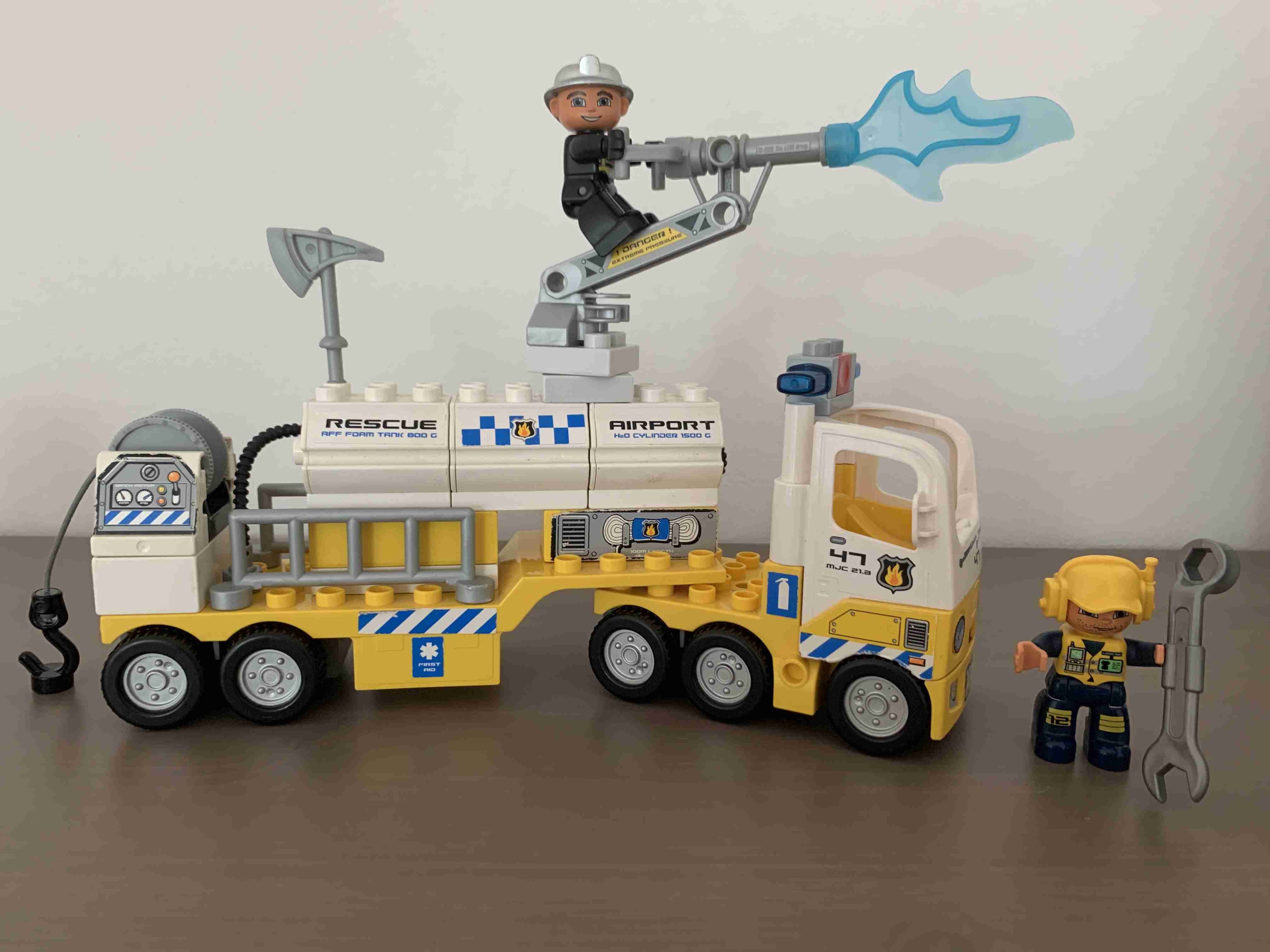 Lego Duplo 7844 - Letištní hasiči - cisterna - Airport Rescue Truck