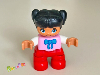 Lego Duplo Dítě - černovlasá holčička s mašlí / červené kalhoty