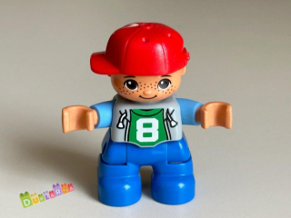 Lego Duplo Dítě ''8''- kluk s červenou kšiltovkou / modré kalhoty
